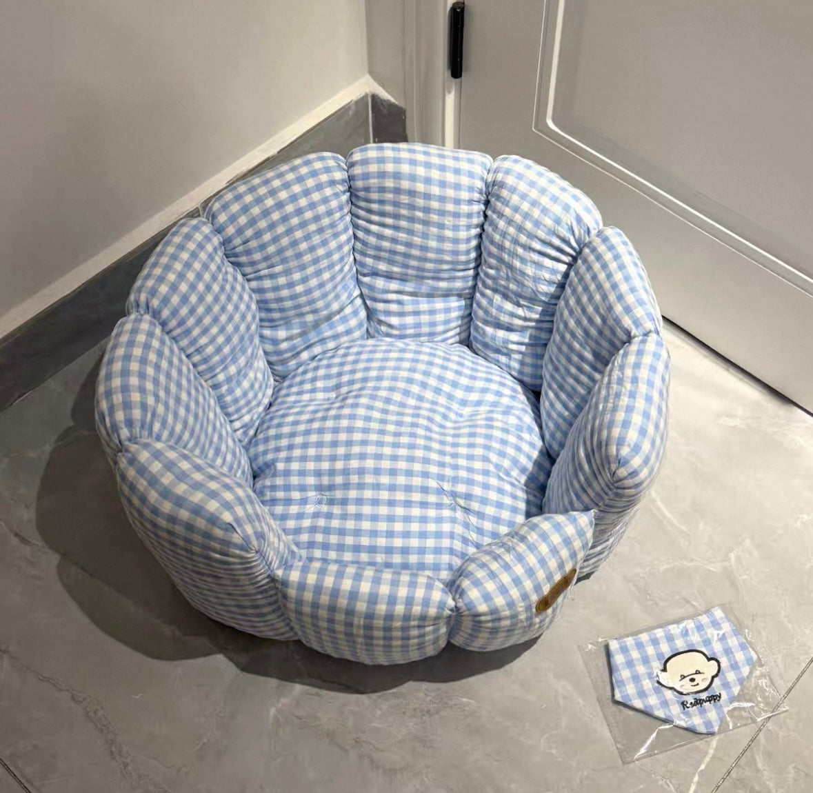 Gingham Bloom Pet Nest 🐾